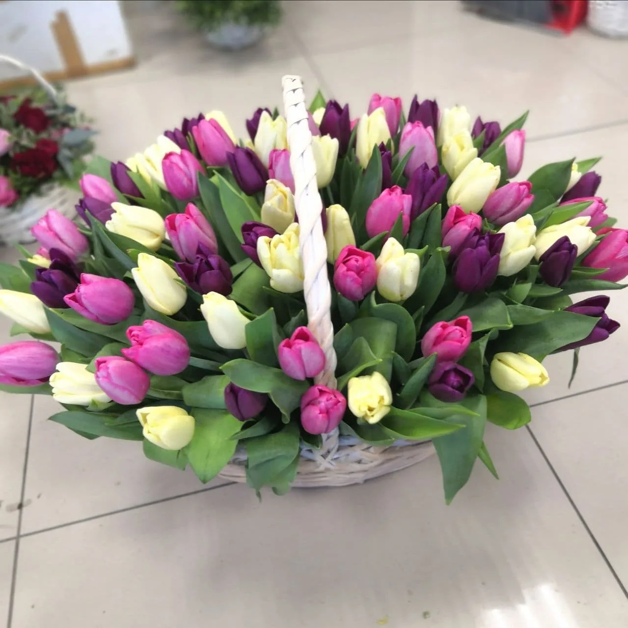 Корзина из 75 тюльпанов