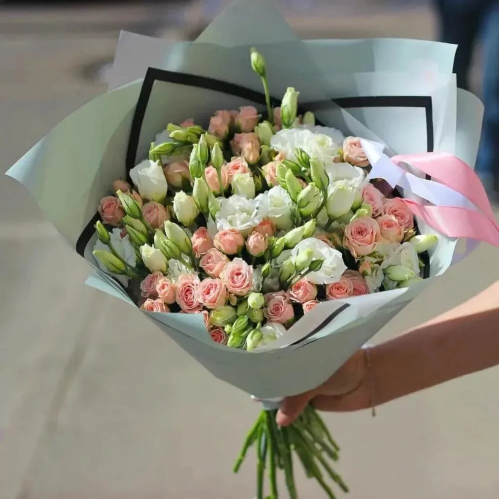 Букет из кустовых роз и эустом